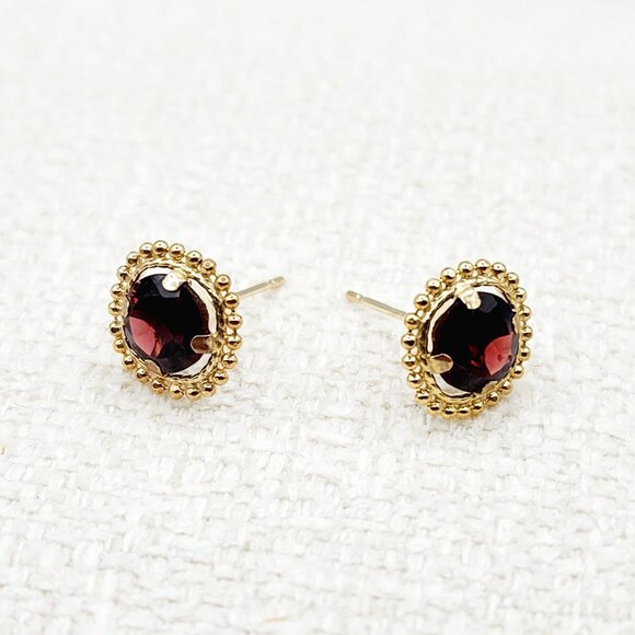 10K Yellow Gold Garnet 1.5ct (6x6m) Stud Earrings - Picture 5 of 6